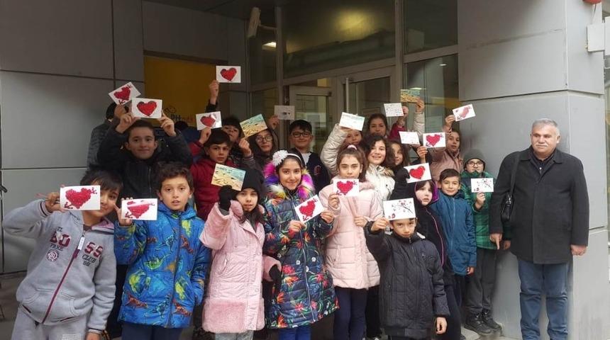 &Ouml;ğrencilerden ailelerine kartpostal