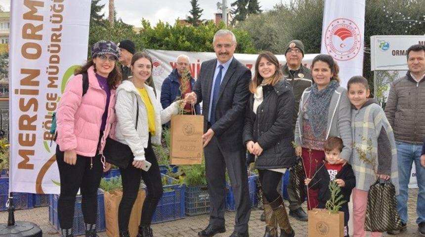 Mersin&rsquo;de vatandaşlara 5 bin fidan dağıtıldı