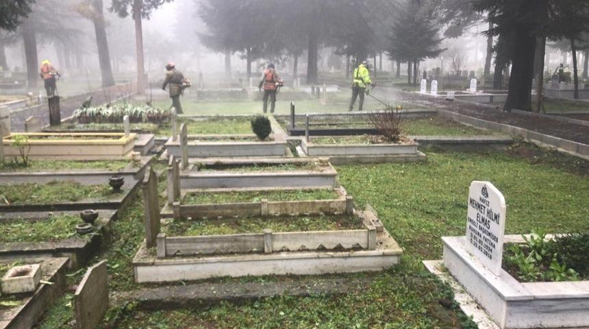 D&uuml;zce&rsquo;de mezarlıklarda kış temizliği