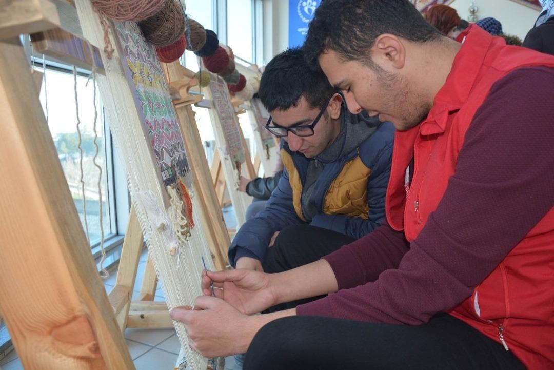 Engelleri tezgahlarda ilmik ilmik aştılar