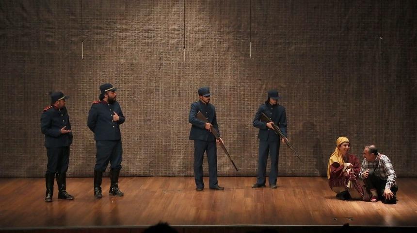 Mersin&rsquo;de &rsquo;Zafere giden yol&rsquo; tiyatro oyunu sahnelendi