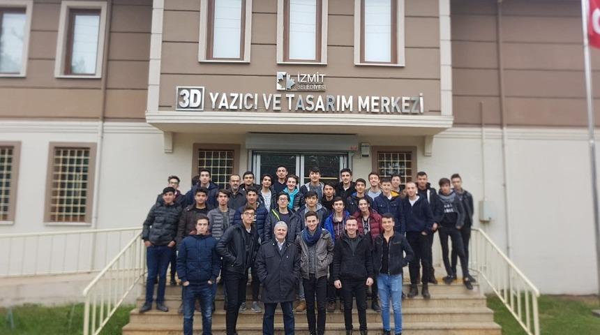 3D yazıcı merkezine ziyaret&ccedil;i akını