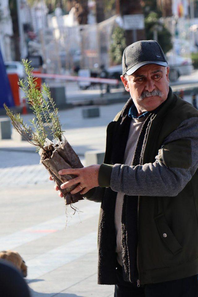 Bodrum'da 1 saatte 7 bin fidan dağıtıldı