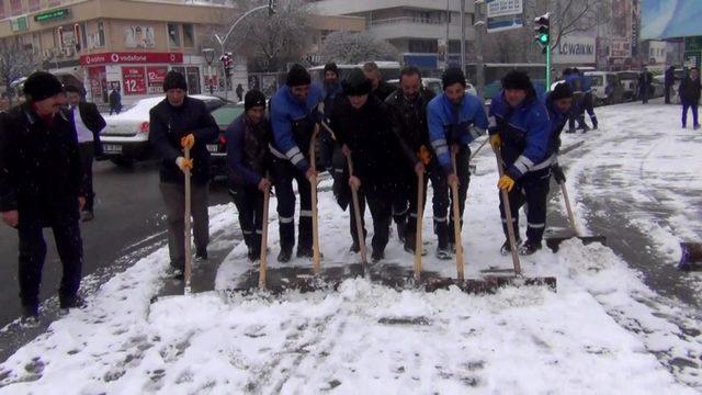 Belediye Başkanı kürekle kar küredi