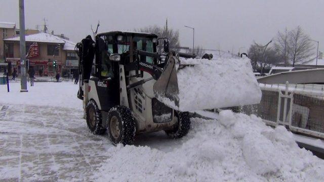 Belediye Başkanı kürekle kar küredi