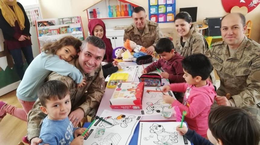 Bing&ouml;l&rsquo;de jandarmadan &ccedil;ocuklara hediye