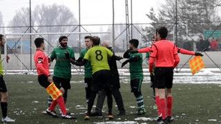 Kırmızı kart gören futbolcu hakeme tokat attı