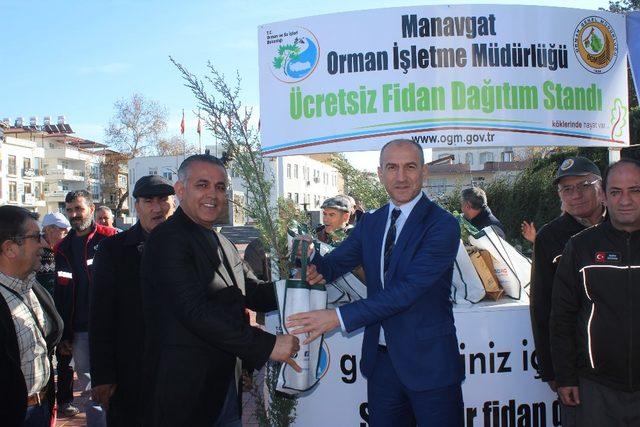 Manavgat’ta ücretsiz fidan dağıtıldı