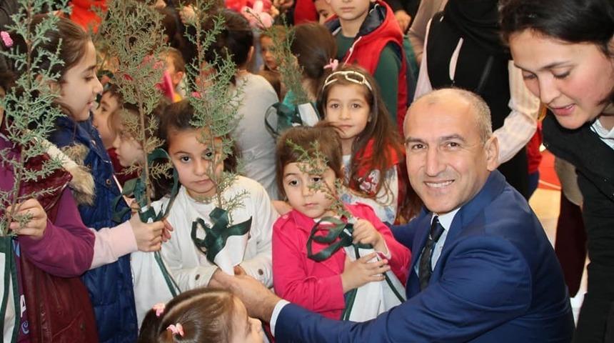 Manavgat&rsquo;ta &uuml;cretsiz fidan dağıtıldı