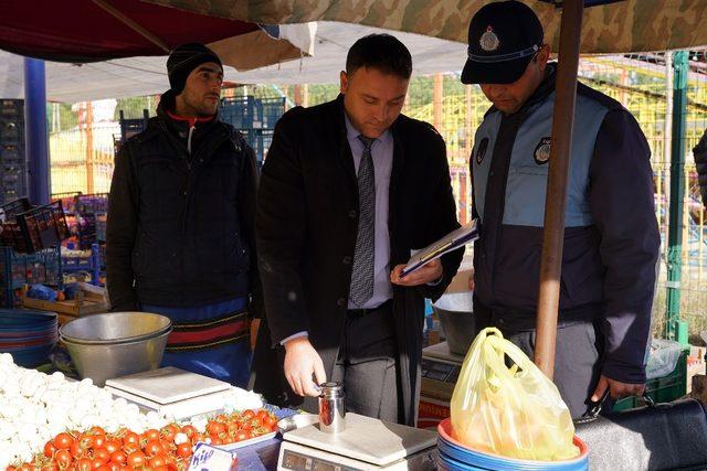 Zabıta ekiplerinden pazar yerlerinde denetim