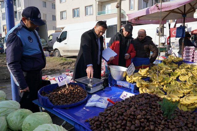 Zabıta ekiplerinden pazar yerlerinde denetim