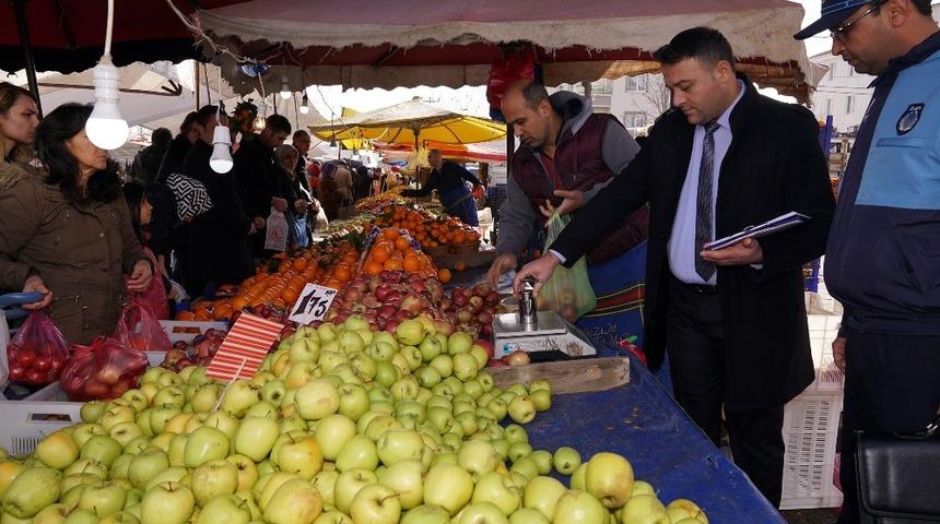 Zabıta ekiplerinden pazar yerlerinde denetim
