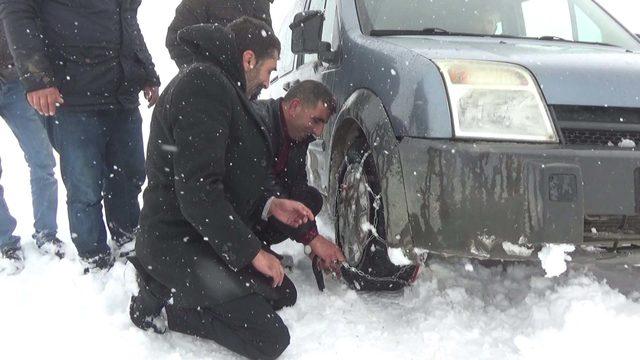 Muş'ta karda mahsur kalan 40 kişi kurtarıldı