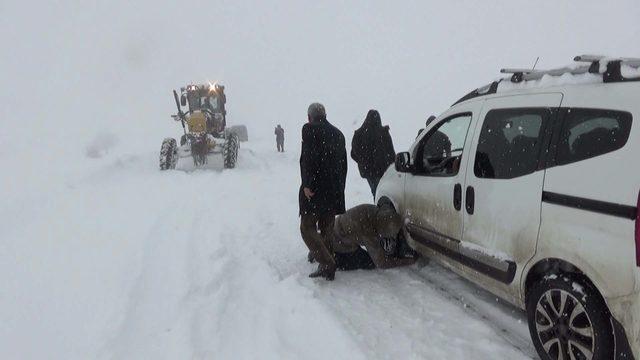 Muş'ta karda mahsur kalan 40 kişi kurtarıldı