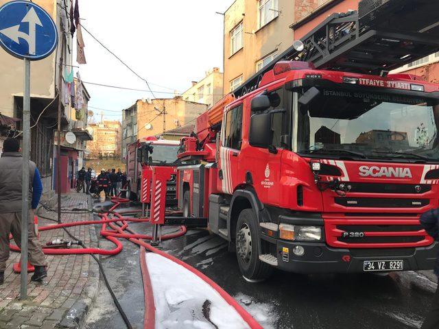 Bağcılar'da çatı yangını (2)