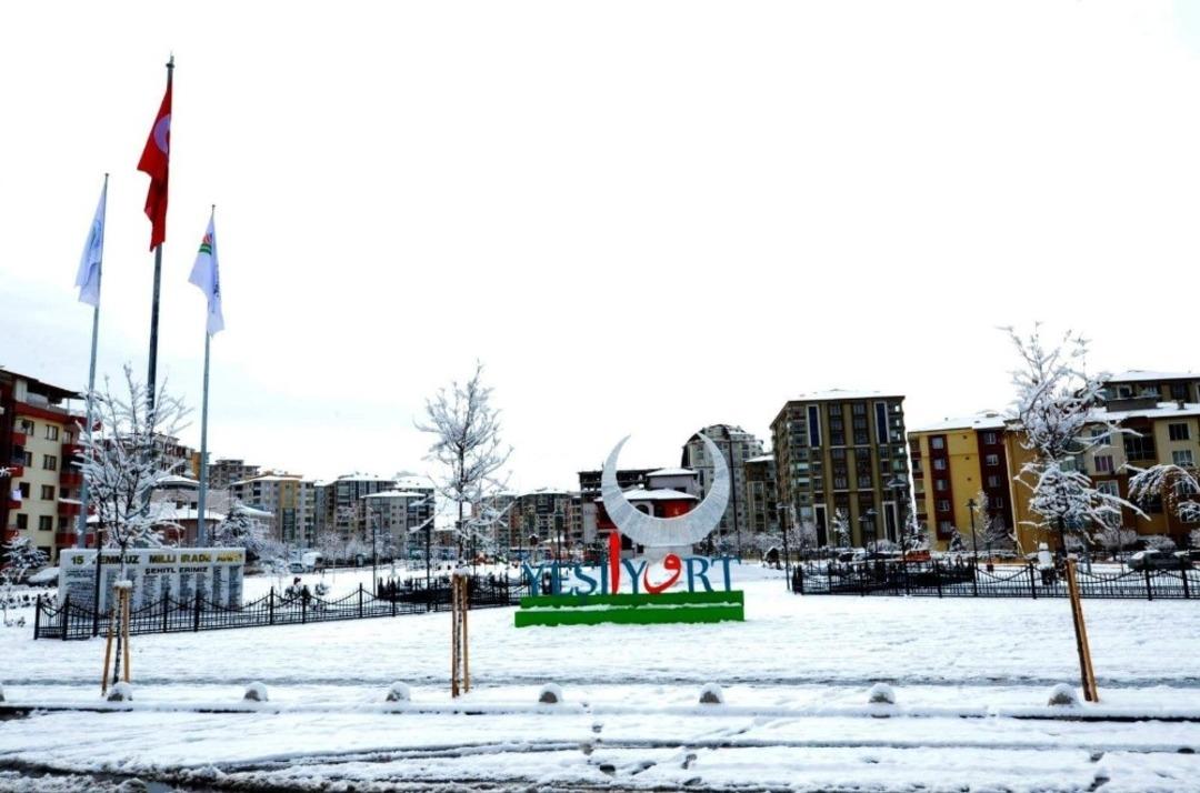 Yeşilyurt&rsquo;da karla m&uuml;cadele &ccedil;alışmaları s&uuml;r&uuml;yor