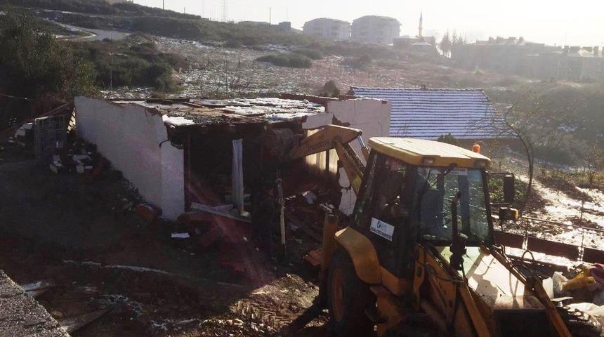 Hazine arazisine yapılan ka&ccedil;ak yapı yıkıldı