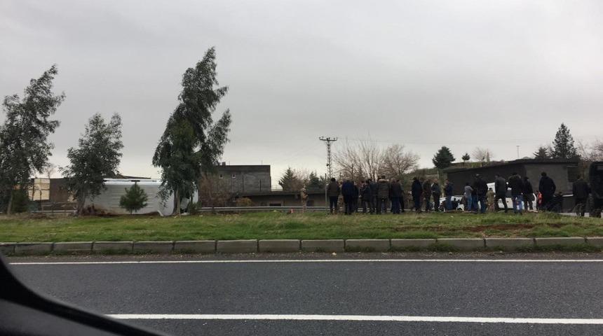 Nusaybin&rsquo;de &ouml;ğrenci servisi devrildi: 8 yaralı