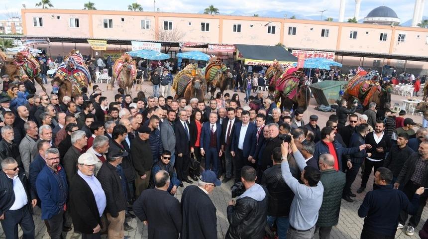 Başkan B&ouml;cek, Kumluca&rsquo;da Deve G&uuml;reşlerini izledi
