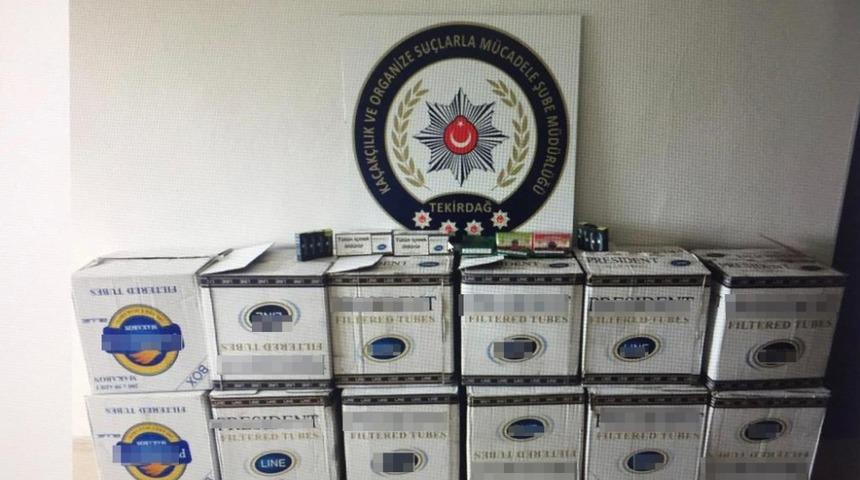 Park halindeki ara&ccedil;tan ka&ccedil;ak t&uuml;t&uuml;n ve malzeme &ccedil;ıktı