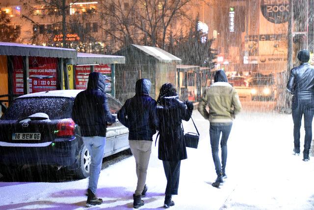 Van'da yeni yılda dolu süprizi