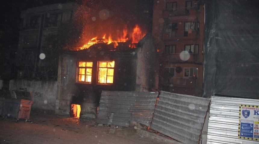 Metruk binayı ateşe verdiler
