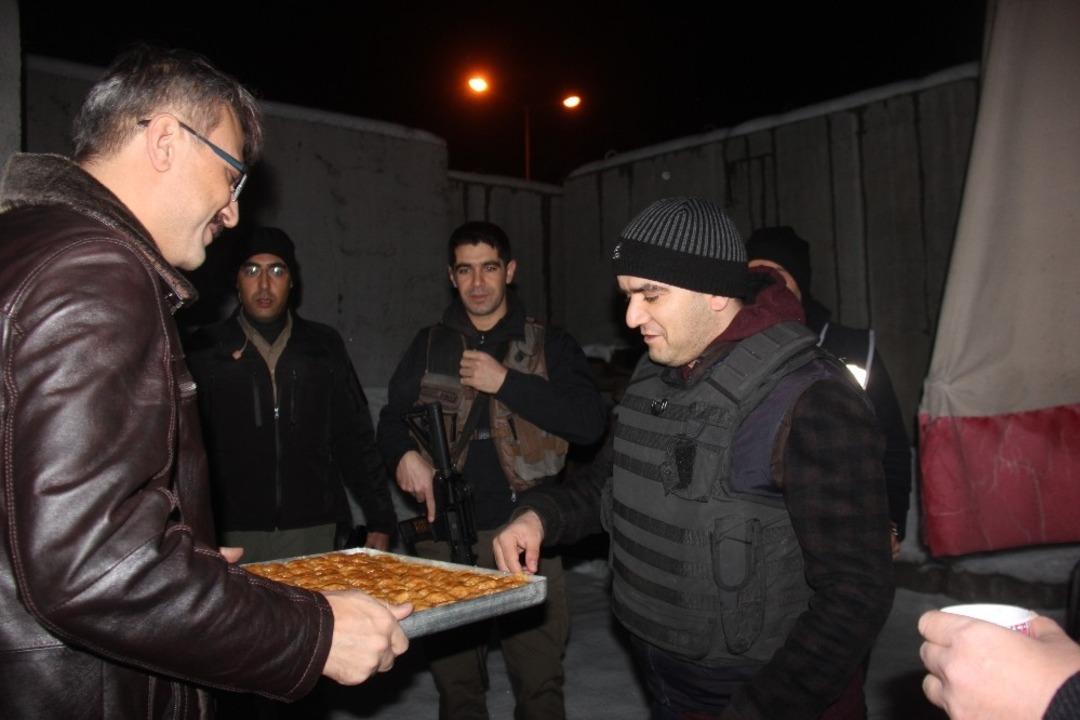 Vali Ekinci&rsquo;den kontrol noktalarına baklavalı ziyaret