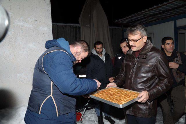 Bingöl Valisi Ekinci, yılbaşını yol kontrol uygulamasında baklava dağıtarak kutladı