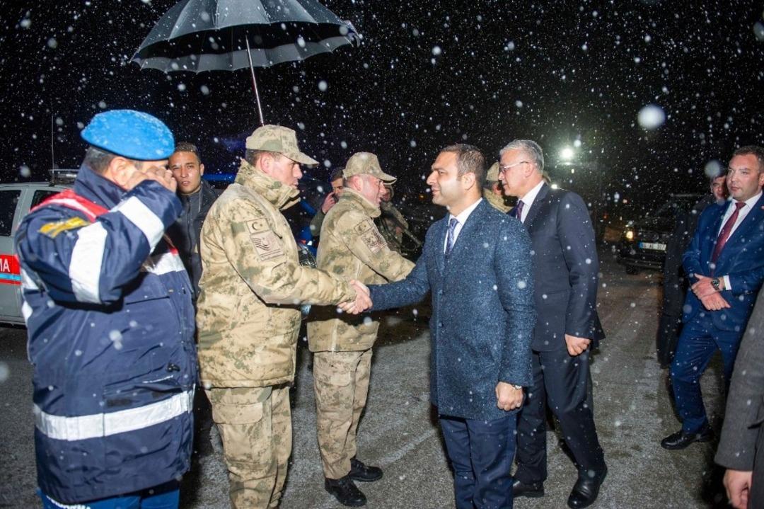 Vali Vekili Sinan Aslan, yeni yıla g&ouml;rev başındaki g&uuml;venlik g&uuml;&ccedil;leriyle girdi