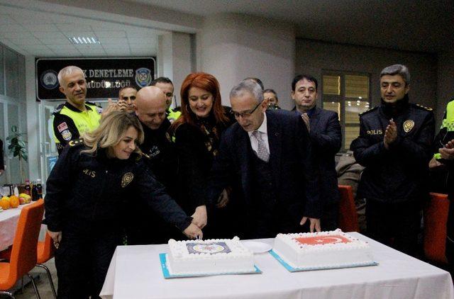 Trafik polisleri çiğ köfte partisiyle yeni yılı kutladı