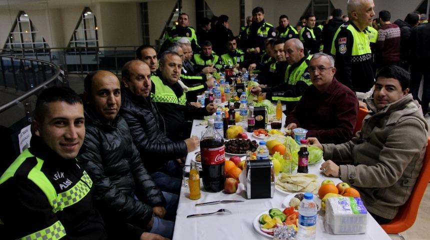Trafik polisleri &ccedil;iğ k&ouml;fte partisiyle yeni yılı kutladı