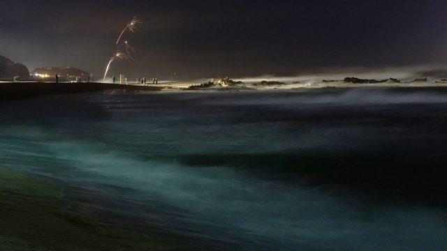 Güney Kore'nin Gangneung kentinde yeni yılın gelişi plajdan atılan havai fişeklerle kutlandı.