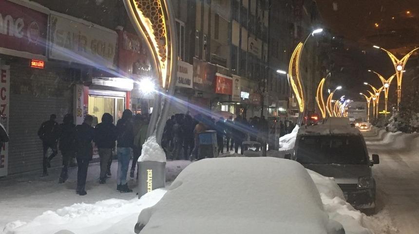Hakkari&rsquo;de gen&ccedil;ler yeni yıla halay &ccedil;ekerek girdi