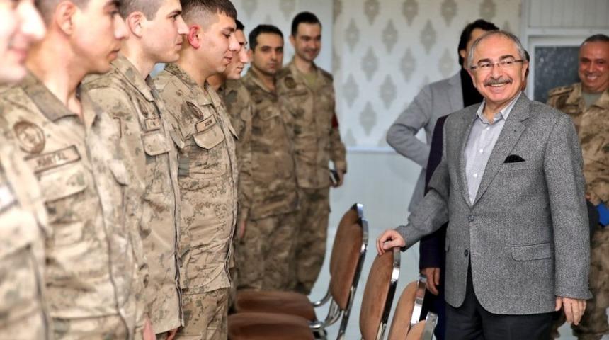 Vali Yaman, g&uuml;venlik g&uuml;&ccedil;leri, sağlık &ccedil;alışanları ve taksicileri ziyaret etti