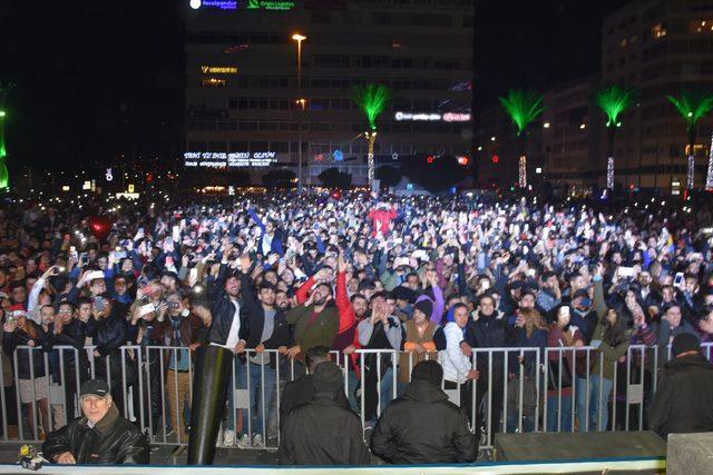 İzmirliler yeni yılı coşkuya karşıladı