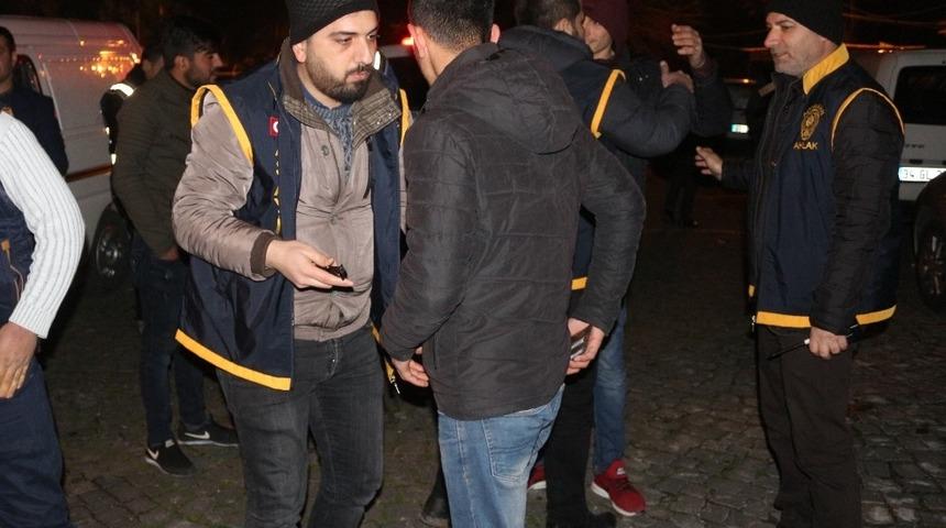 Polis ekiplerinden yılbaşı uygulaması