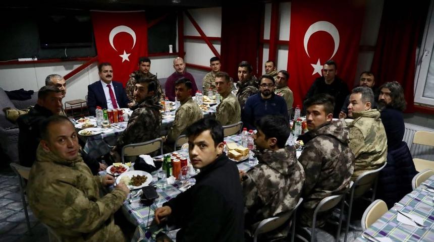 Bakan Soylu, yılbaşını Y&uuml;ksekova'da askerlerle ge&ccedil;irecek (2)