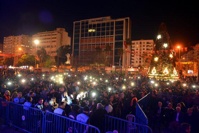 Adanalılar, 3 yıl sonra Uğur Mumcu Meydanı'nda yeni yılı kutladı