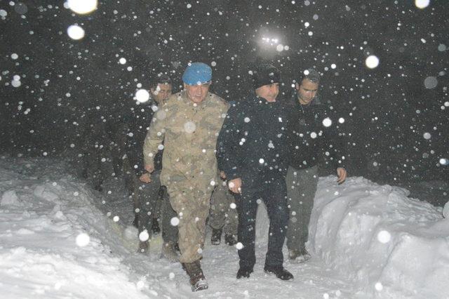 Şırnak Valisi Aktaş, yılbaşını Mehmetçik ile Namaz Dağı'da geçirdi