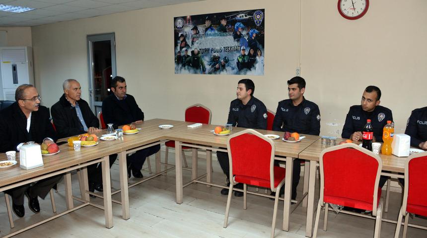 Sivas Emniyet M&uuml;d&uuml;r&uuml;, polisleri ziyaret ederek yeni yılını kutladı