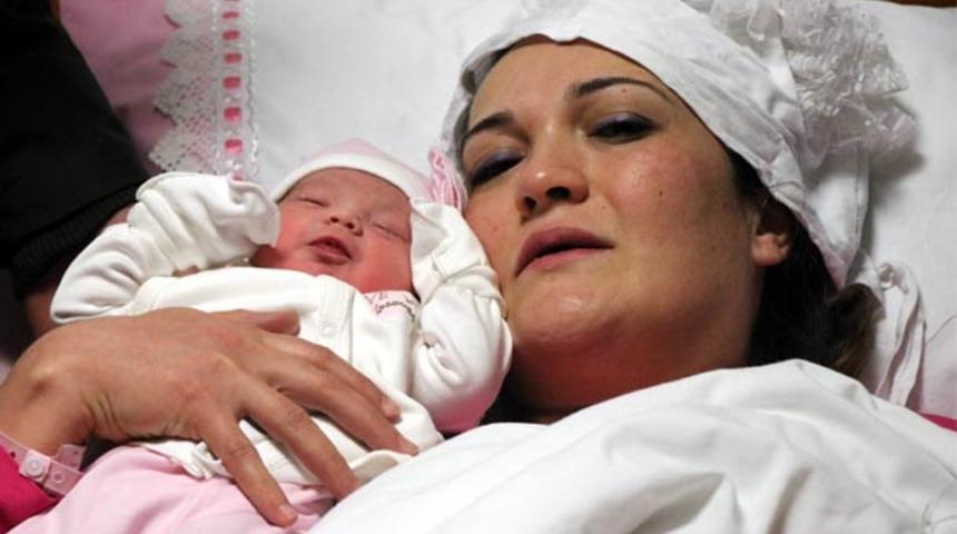 Yeni yılın ilk bebekleri d&uuml;nyaya geldi