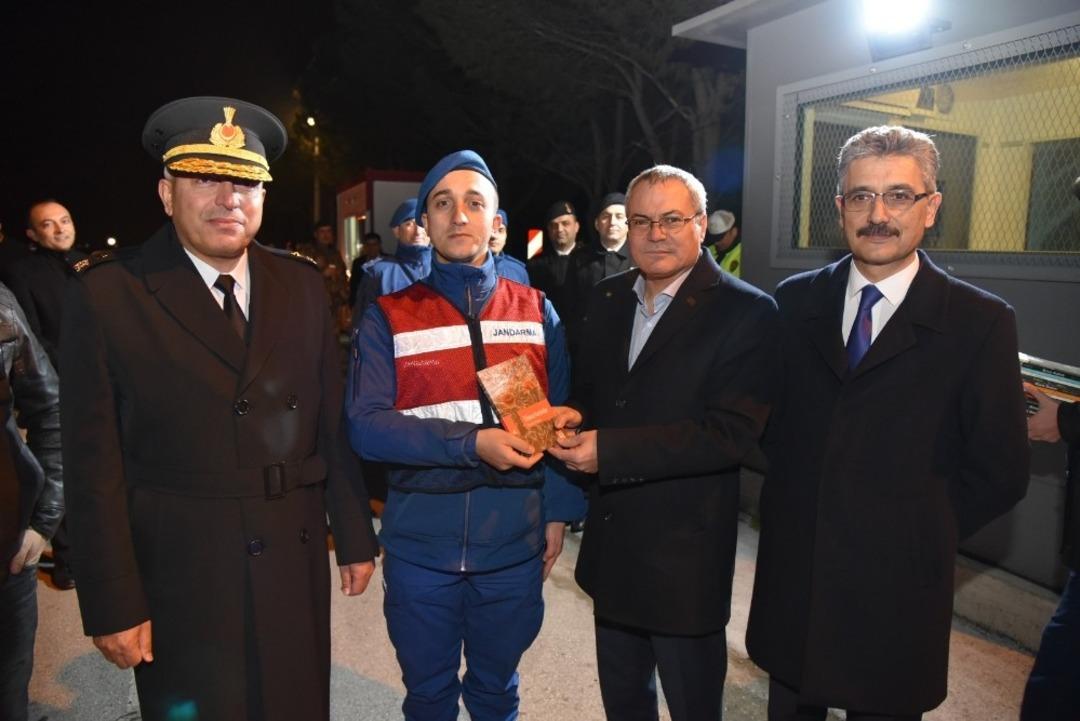 Vali Deniz&rsquo;den yeni yılda vatandaşlara kitap hediyesi