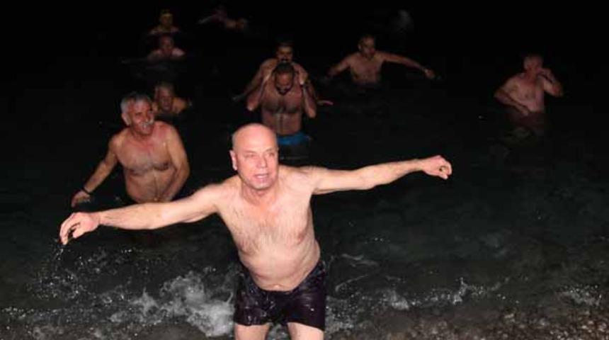 Yeni yılı buz gibi suya girerek karşıladılar!