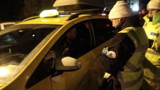 Polis ekipleri eksi 10 derecede trafik denetimi yapıp çikolata dağıttı