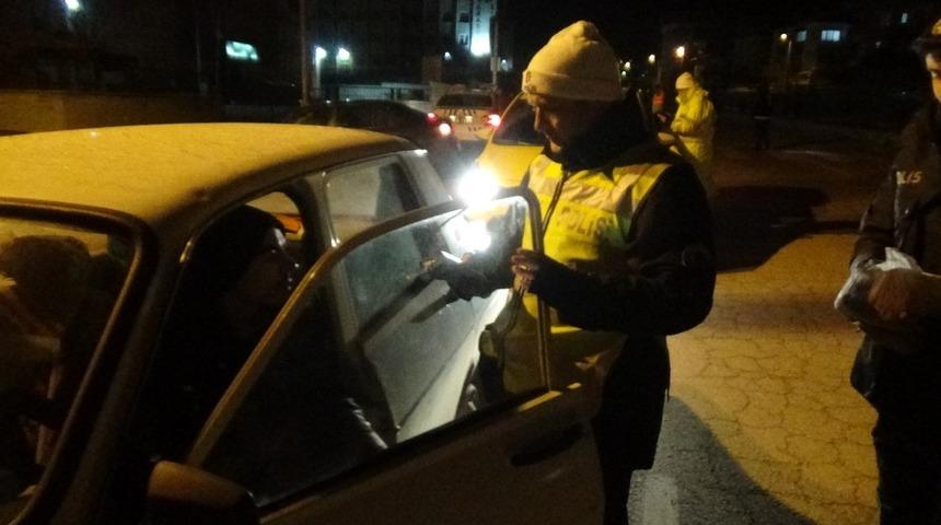 Polis ekipleri eksi 10 derecede trafik denetimi yapıp &ccedil;ikolata dağıttı