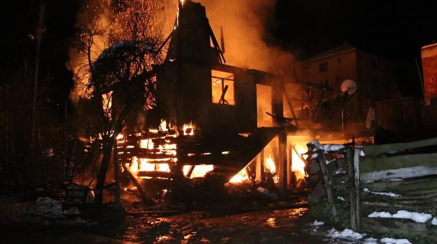 Ev alev alev yandı, itfaiye yolda kaldı