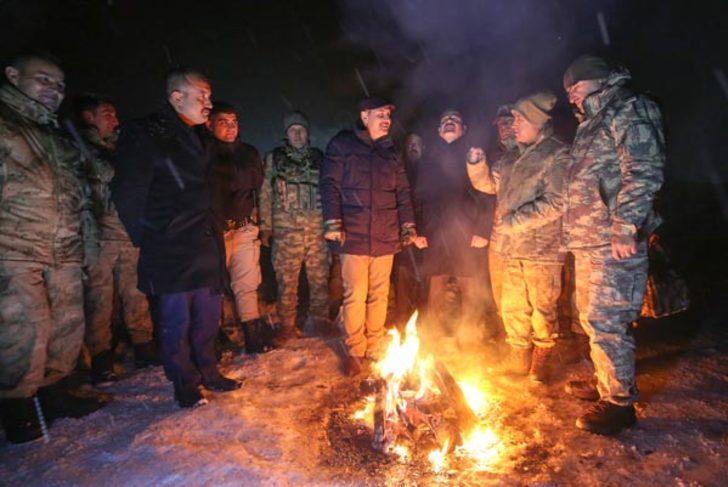 Süleyman Soylu, yeni yıla Yüksekova'daki üs bölgesinde girdi G2