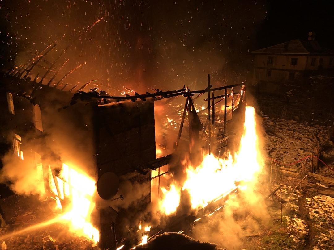 D&uuml;zce'de 3 katlı ahşap ev yandı 