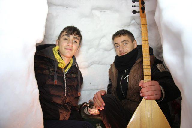 Liseli iki arkadaş, kardan ev yaptı