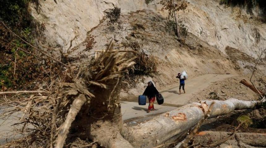 Endonezya'da tsunaminin ardından şimdi de heyelan faciası